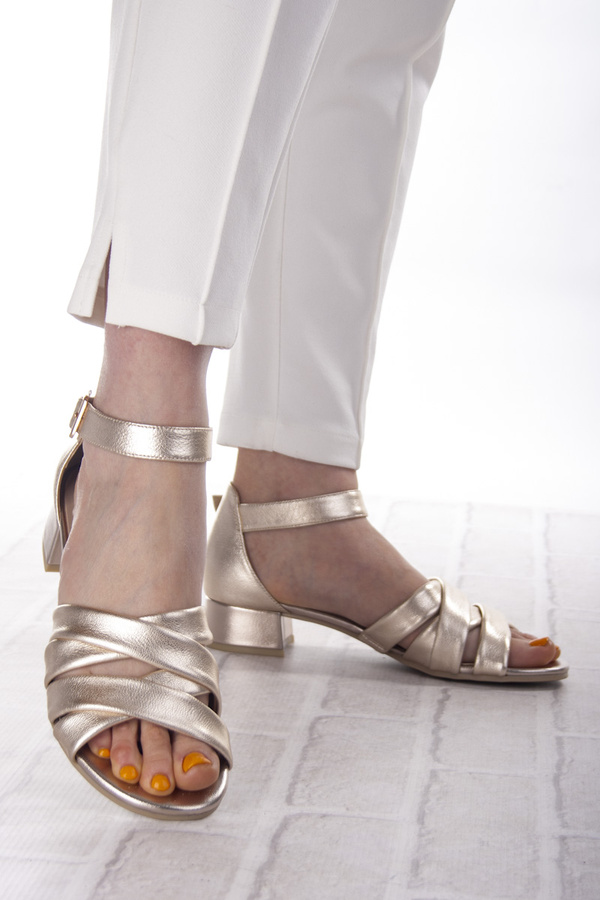 Złote sandały damskie Caprice 28201-44 959 na płaskim obcasie