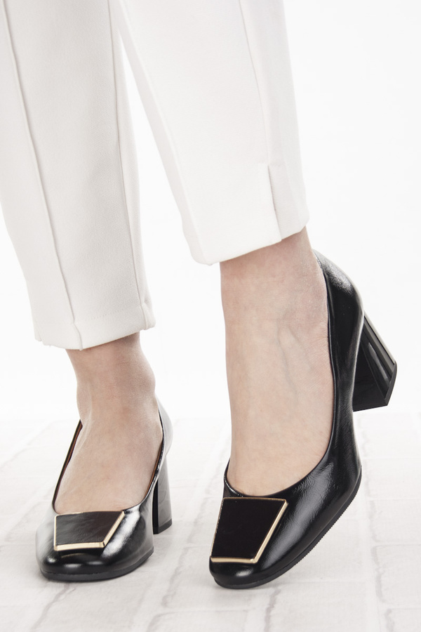 Czarne czółenka Góral 2080 naplak buty na klocku lakierowane polskie