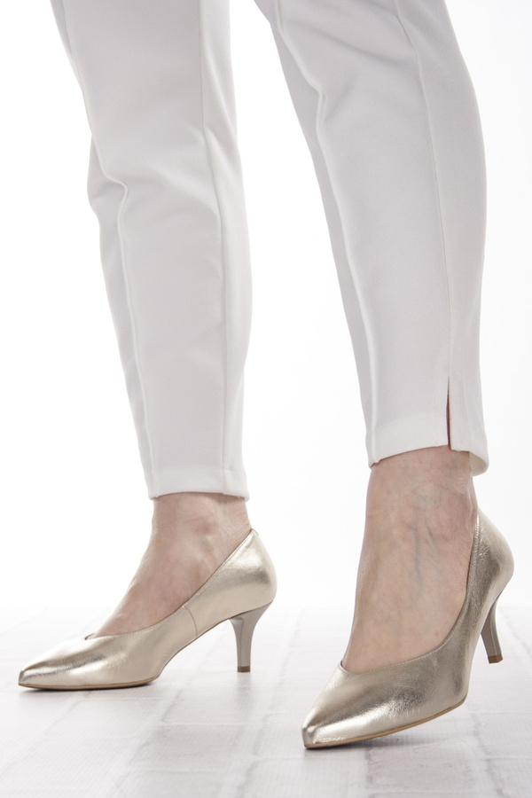 Złote czółenka na niskiej szpilce Kotyl 0557 złoty lico skórzane