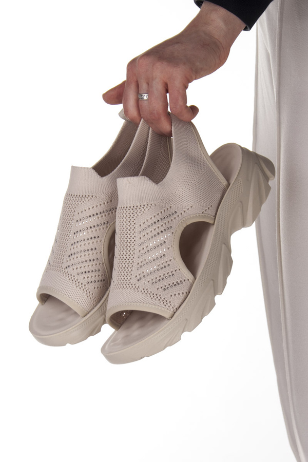 Beżowe sandały materiałowe damskie Potocki 90302 BG wsuwane platforma