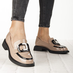 Lakierowane lordsy damskie Filippo DP6186/25 BE beżowe z ozdobą