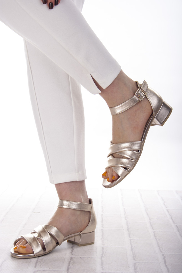 Złote sandały damskie Caprice 28201-44 959 na płaskim obcasie