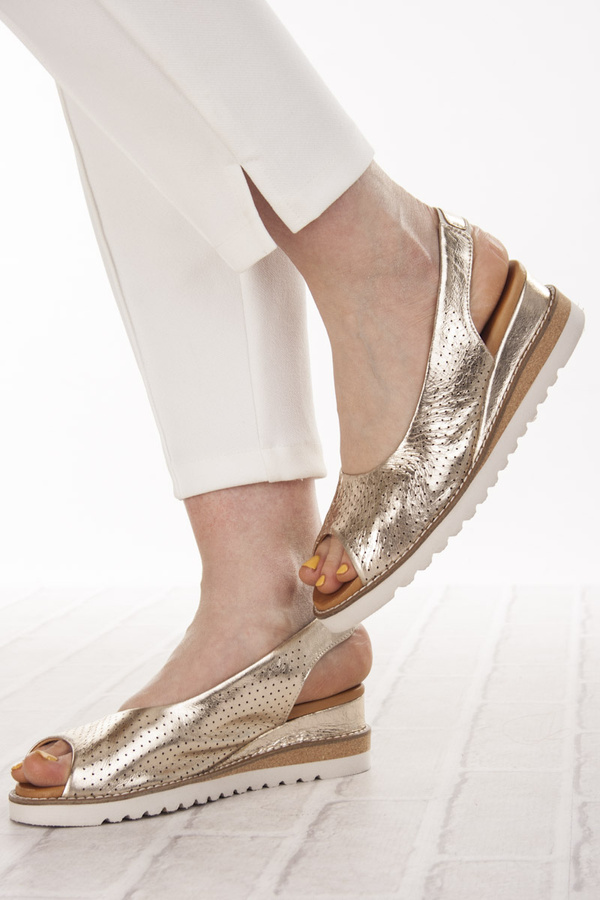 Złote ażurowe sandały damskie Artiker 52C0828 skórzane na koturnie