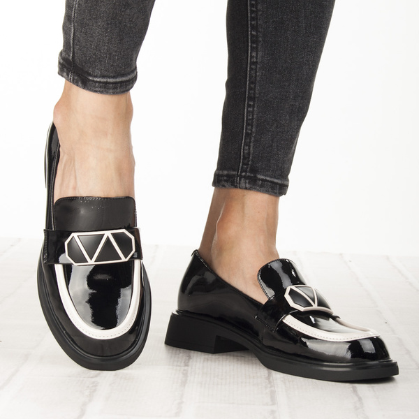 Lakierowane lordsy damskie Filippo DP6928/25 BK WH czarne z ozdobą